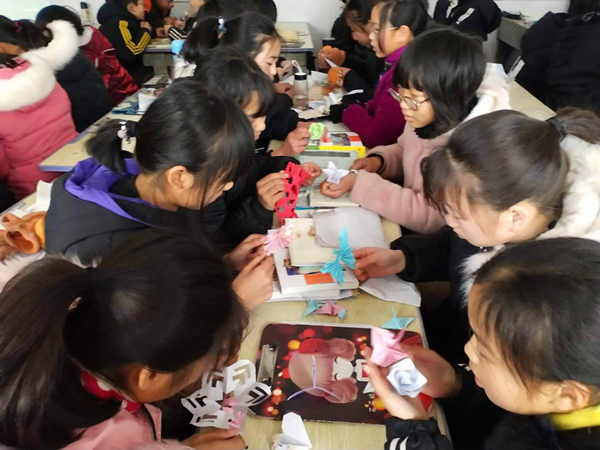 巧手夺天工 手工本领高 ——淅川县九重一中冬令营开展“折纸”大赛