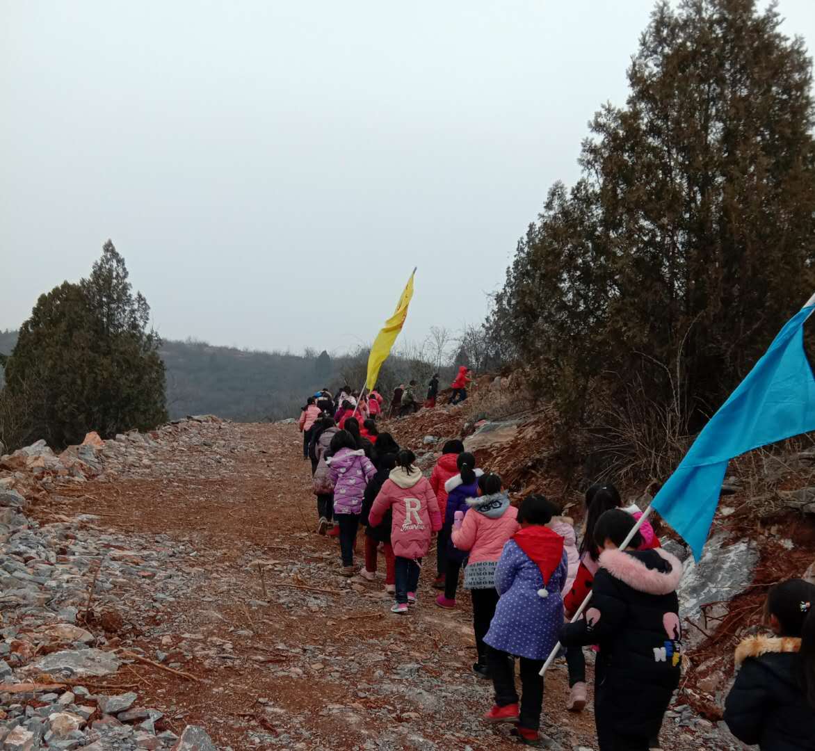 寻找长征记忆，弘扬长征精神 ——淅川县滔河乡小组织学生体验长征路活动纪实