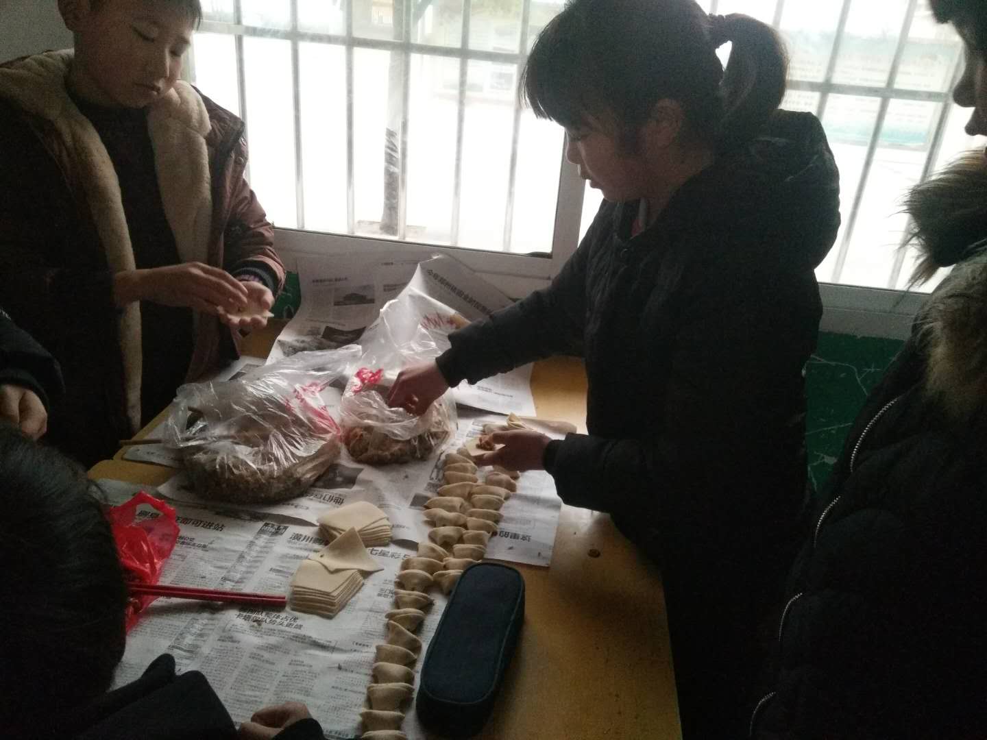 淅川县西簧乡卧龙岗小学：盘盘饺子千般味 莘莘学子展风采