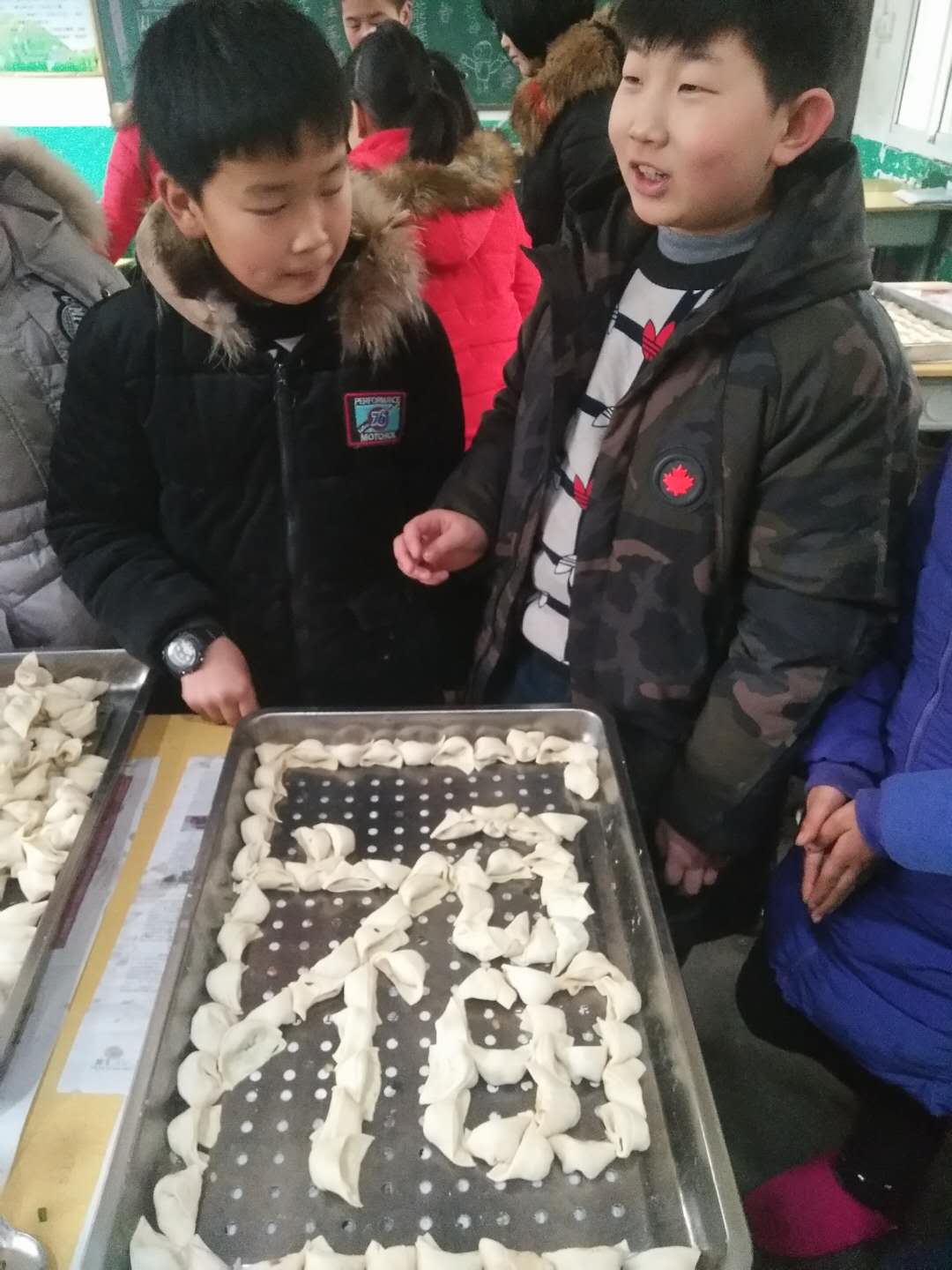 淅川县西簧乡卧龙岗小学：盘盘饺子千般味 莘莘学子展风采