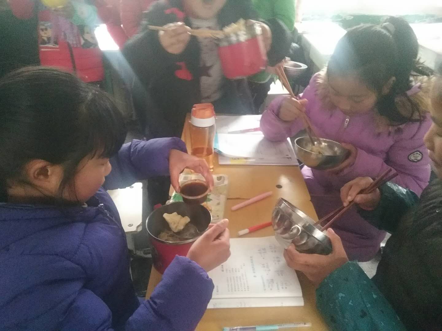 淅川县西簧乡卧龙岗小学：盘盘饺子千般味 莘莘学子展风采