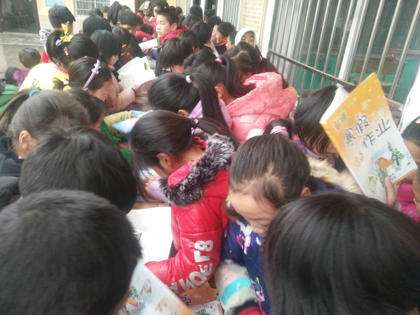 淅川县西簧乡卧龙岗小学： 寒假作业大展评 龙岗学子好学风