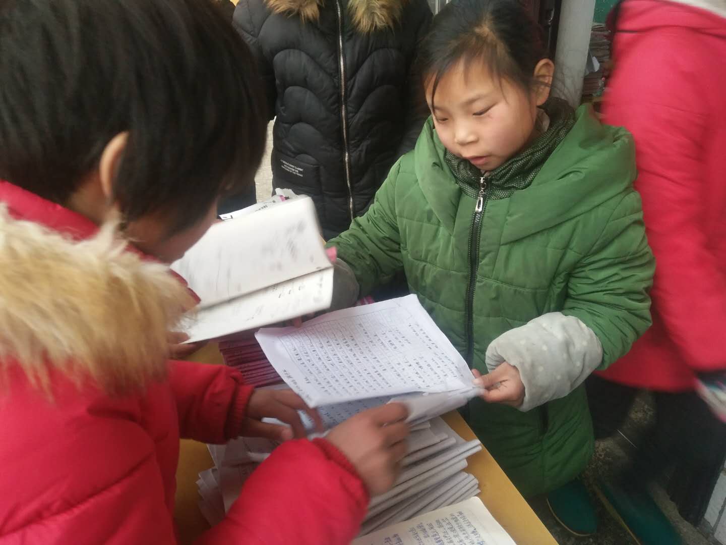 淅川县西簧乡卧龙岗小学： 寒假作业大展评 龙岗学子好学风