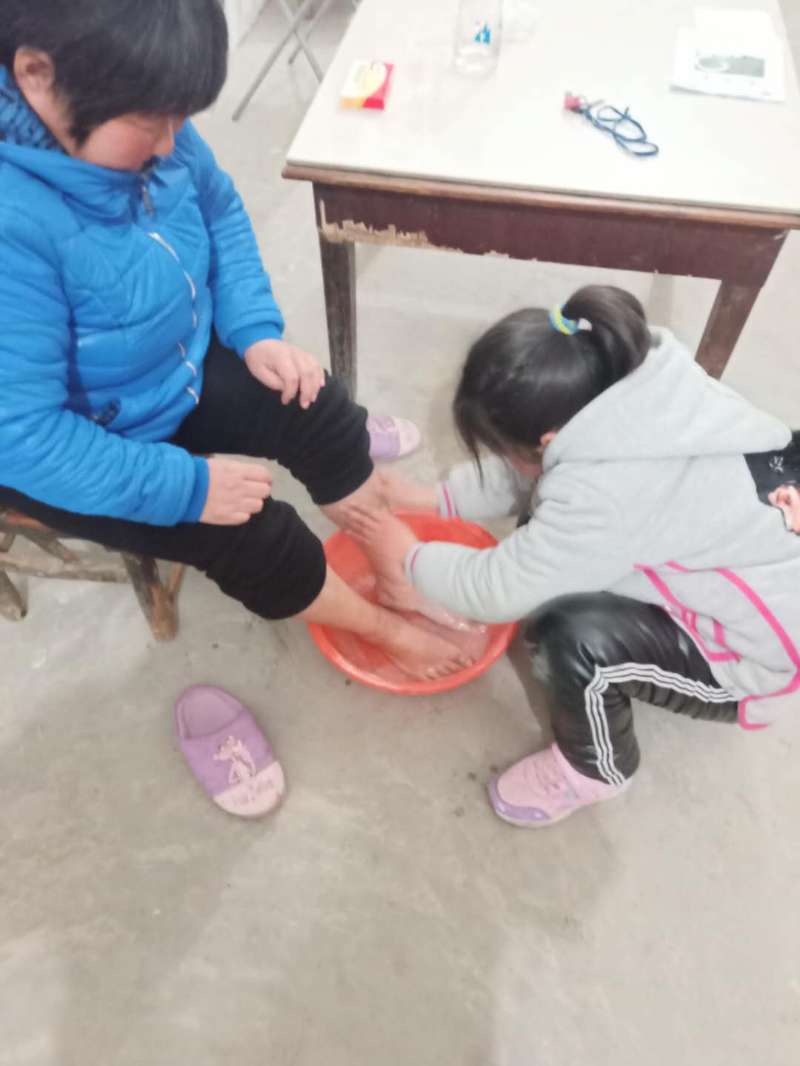 淅川县西簧乡崖屋小学开展“我心知感恩，行动表孝心”特色冬令营活动