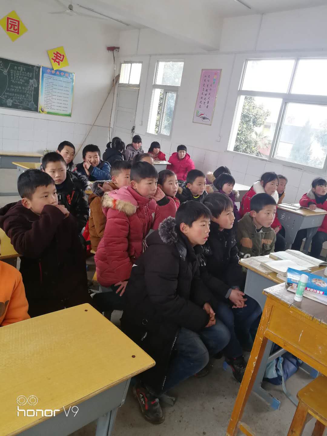 淅川县老城镇黑龙泉小学观看长征纪录片