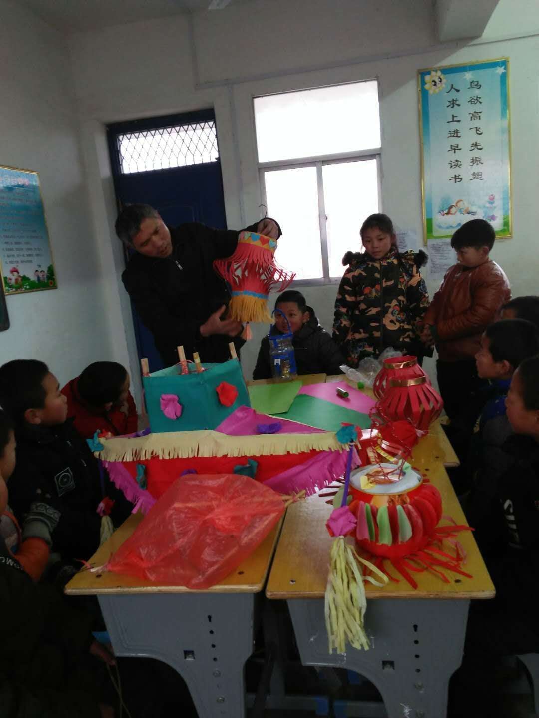 淅川县老城镇石家沟小学举行“创意灯笼，点亮祝福，庆祝元宵”德育冬令营社团活动