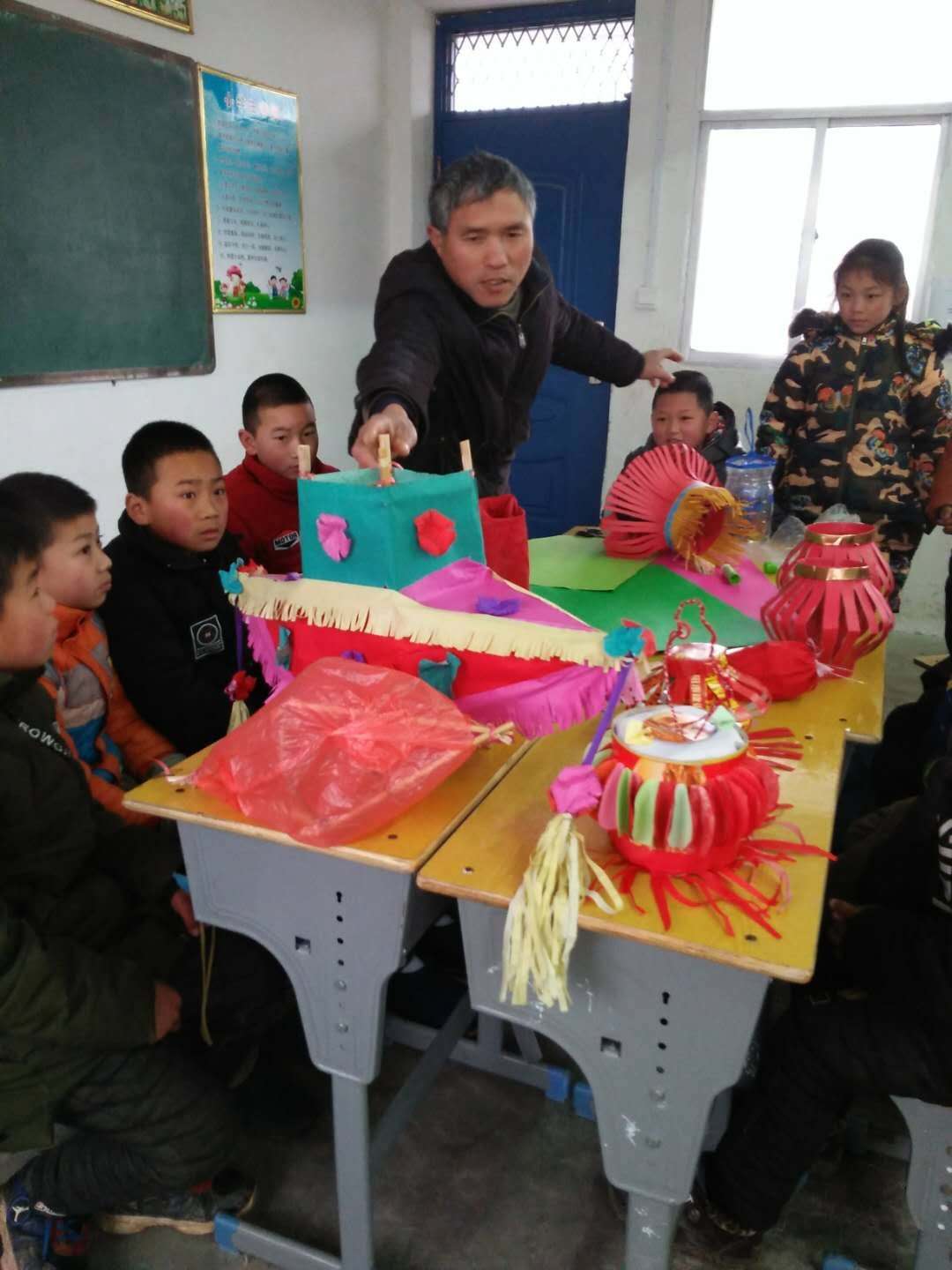 淅川县老城镇石家沟小学举行“创意灯笼，点亮祝福，庆祝元宵”德育冬令营社团活动