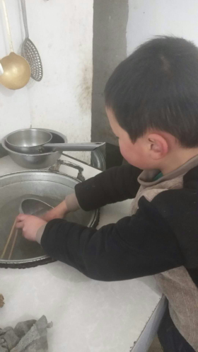 我感恩 我行动 淅川县九重二中冬令营孝亲敬老正热火