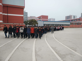 晒作业 编小报 读国学 观影片 听故事 激情跑 九重二中冬令营活动真精彩