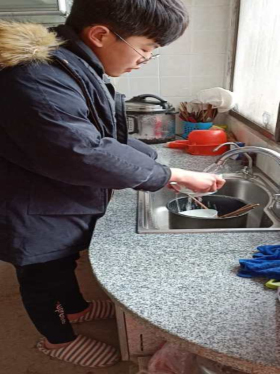 晒作业 编小报 读国学 观影片 听故事 激情跑 九重二中冬令营活动真精彩