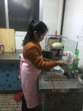 晒作业 编小报 读国学 观影片 听故事 激情跑 九重二中冬令营活动真精彩