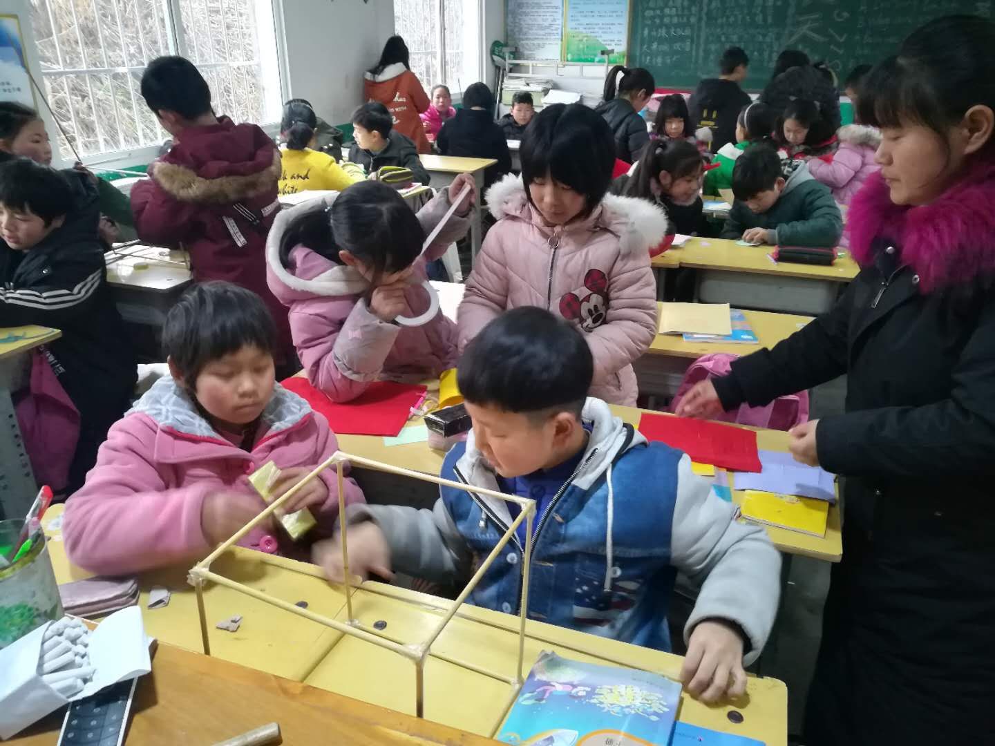 淅川县西簧乡卧龙岗小学：巧手做灯笼 传承民俗情