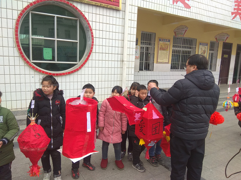 淅川县西簧乡卧龙岗小学：巧手做灯笼 传承民俗情