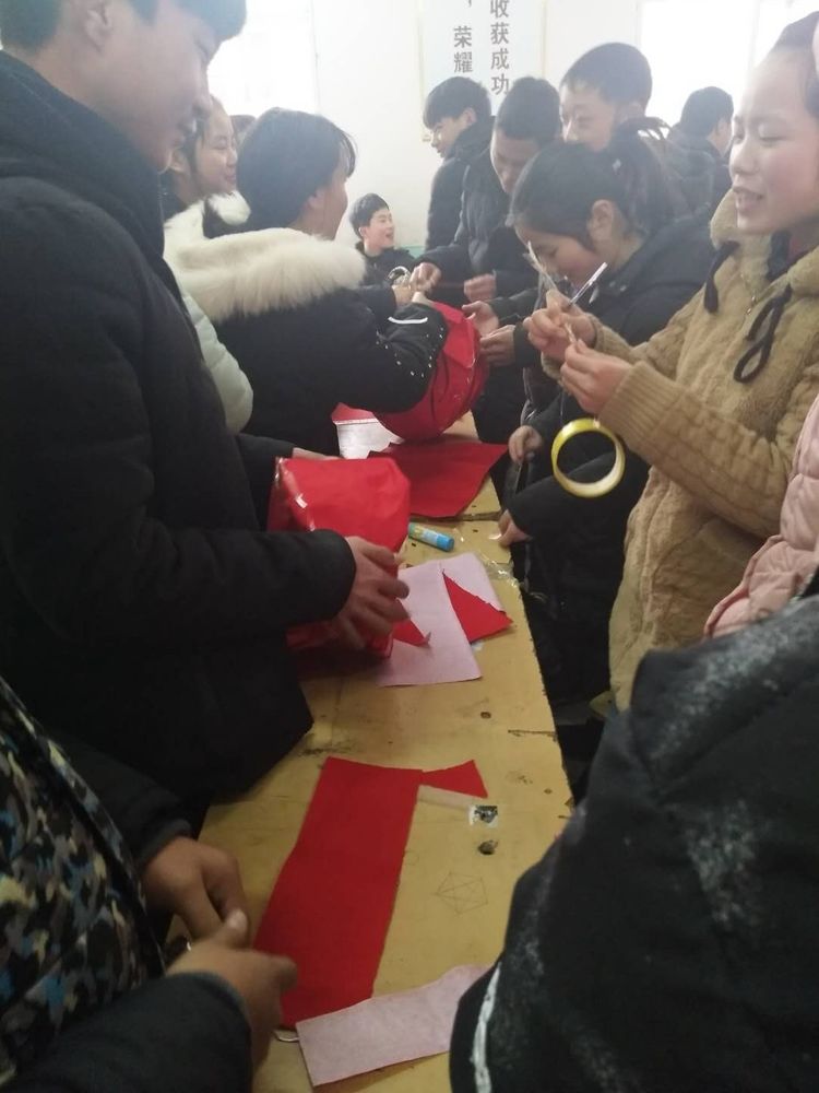 淅川县毛堂中学开展德育冬令营活动猜灯谜与做灯笼纪实
