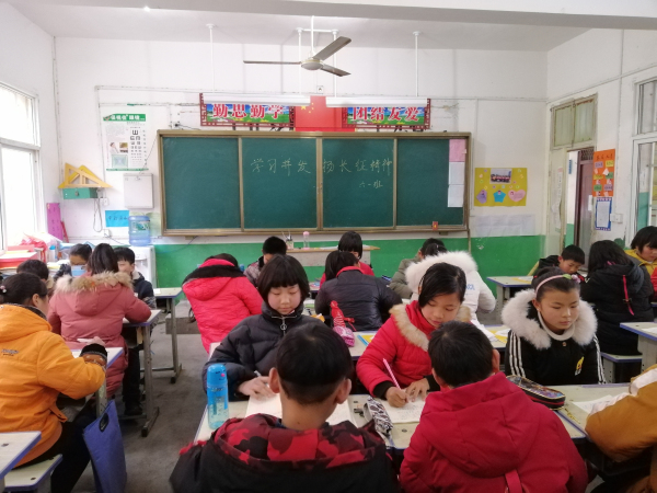 弘扬长征精神 高擎理想火炬 淅川县九重二中组织长征精神大讨论活动