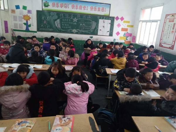 弘扬长征精神 高擎理想火炬 淅川县九重二中组织长征精神大讨论活动