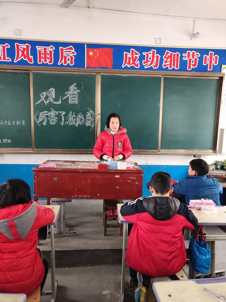 厉害了我的国，幸福了我的家。----寺湾镇小组织全体师生观看大型爱国纪录片