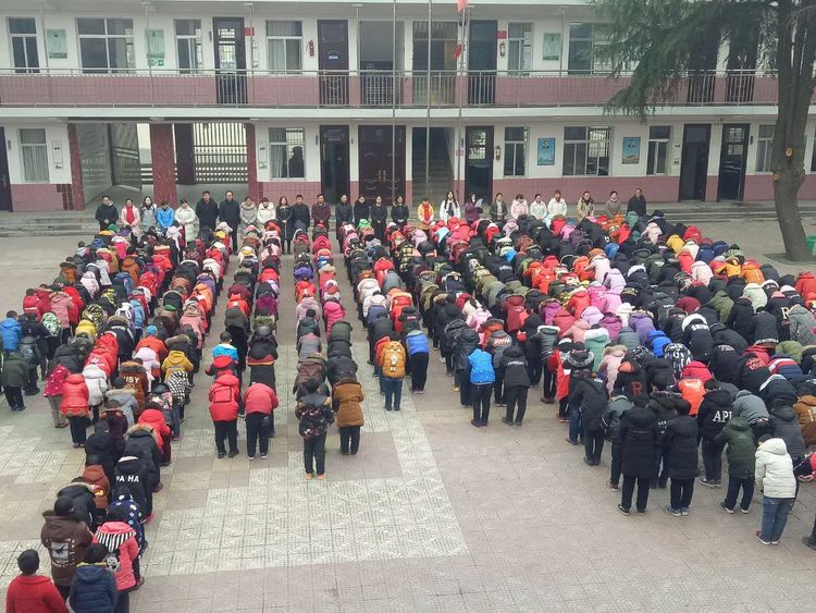 淅川县毛堂乡第一中心小学：举行了隆重的拜师礼活动