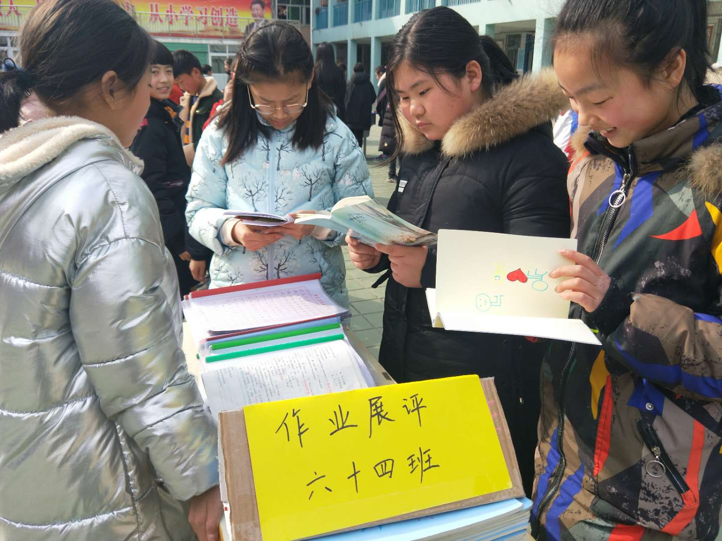 以展促评 以评促改---淅川县第一小学开展寒假作业展评活动
