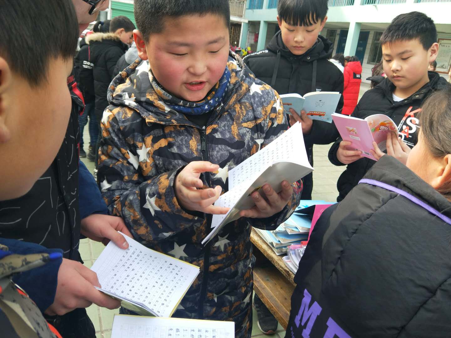 以展促评 以评促改---淅川县第一小学开展寒假作业展评活动