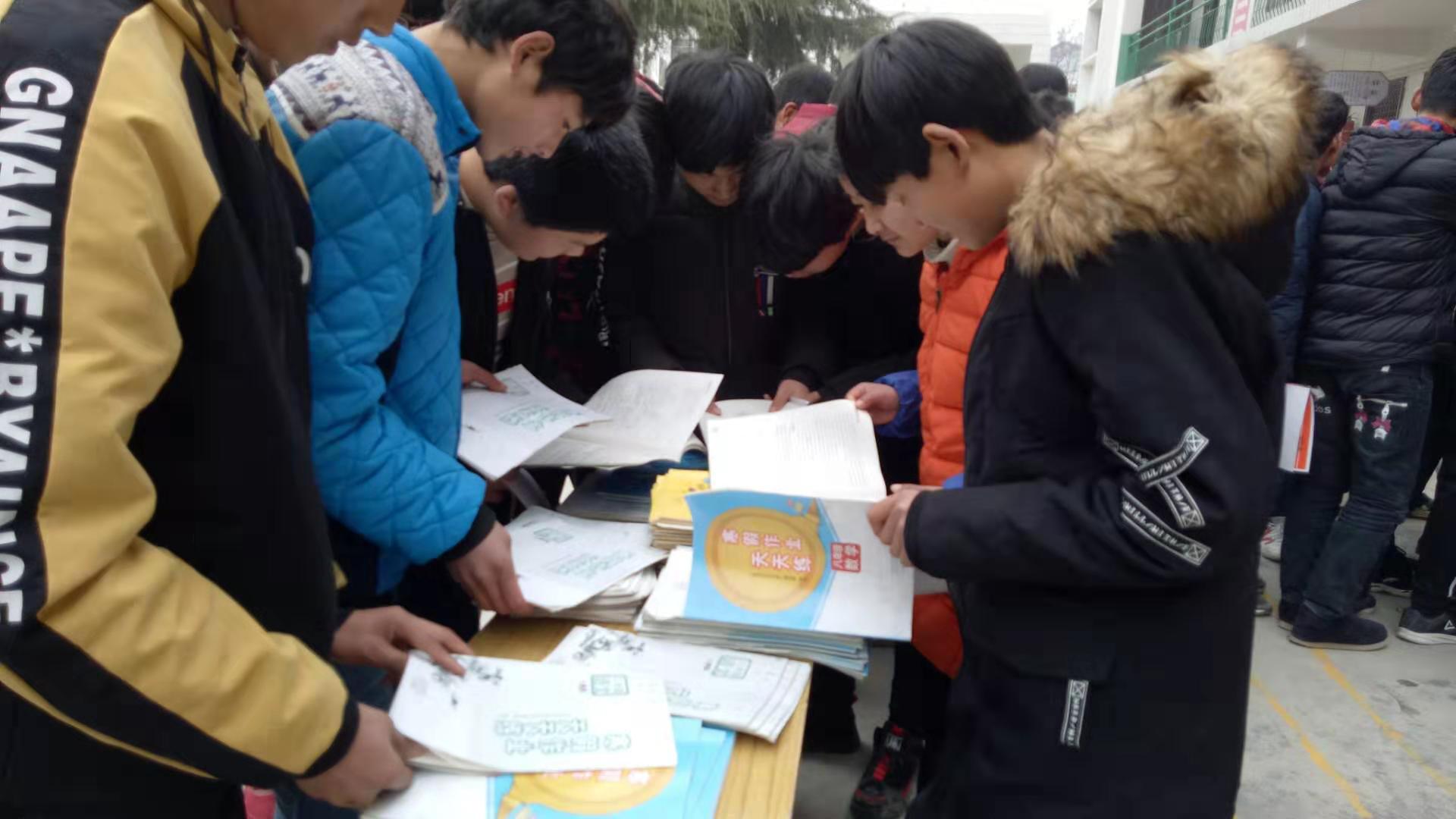 淅川县西簧乡初中开展寒假作业展评活动