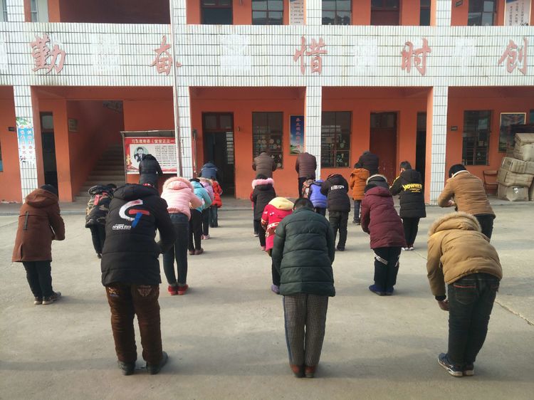 继承传统文化 践行尊师重教——淅川县毛堂乡老沟小学举行“拜师礼”活动