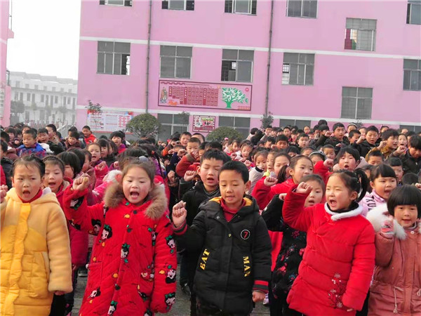 香花镇中心小学举行拜师礼活动