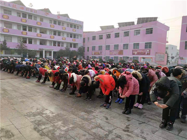 香花镇中心小学举行拜师礼活动