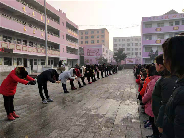 香花镇中心小学举行拜师礼活动