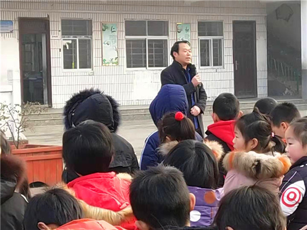 香花镇中心小学举行拜师礼活动