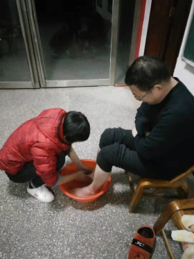 春寒衣不单 事小心倍暖 淅川县九重二中孝老敬亲月活动简述