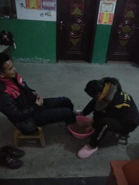 春寒衣不单 事小心倍暖 淅川县九重二中孝老敬亲月活动简述