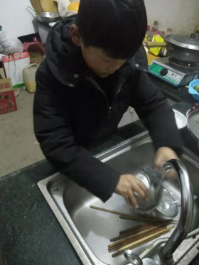 春寒衣不单 事小心倍暖 淅川县九重二中孝老敬亲月活动简述