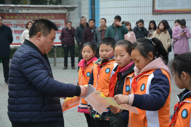 新春开学季 感恩正当时 ——淅川县第三小学隆重举行新学期拜师礼仪式