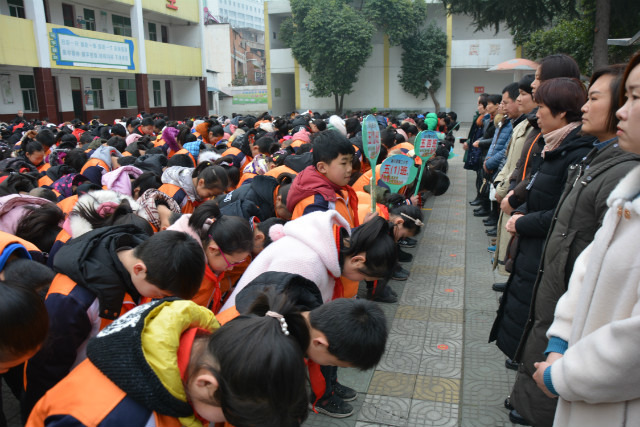 新春开学季 感恩正当时 ——淅川县第三小学隆重举行新学期拜师礼仪式
