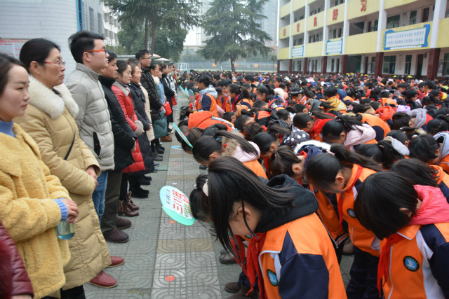 新春开学季 感恩正当时 ——淅川县第三小学隆重举行新学期拜师礼仪式