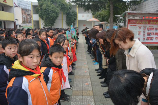 新春开学季 感恩正当时 ——淅川县第三小学隆重举行新学期拜师礼仪式
