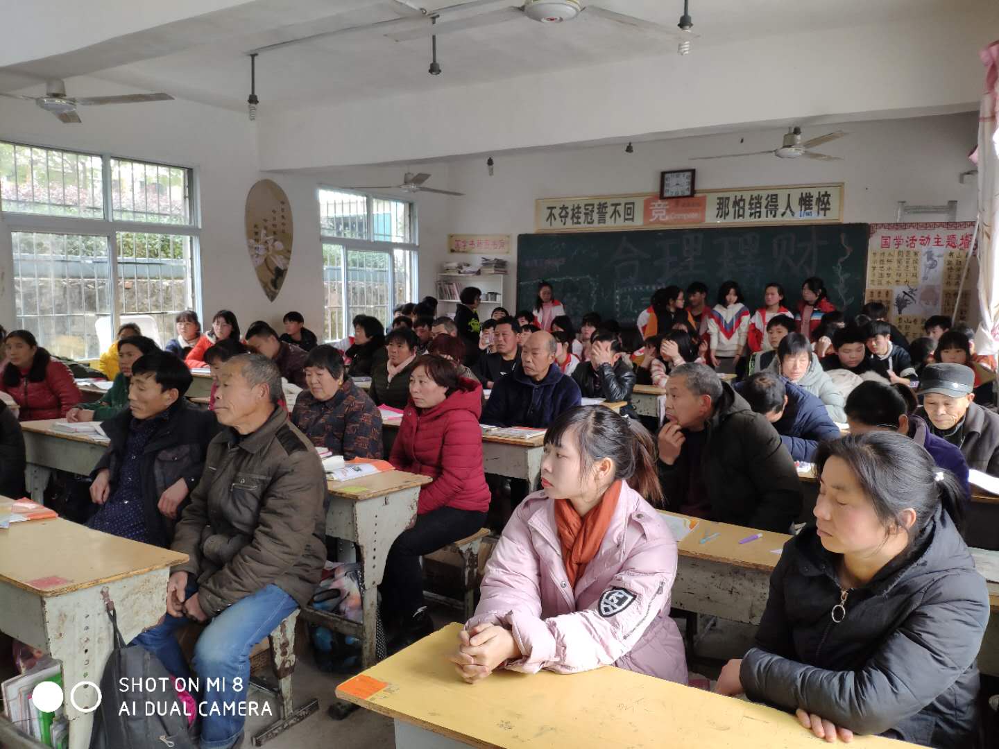 淅川县西簧乡初中召开“教育扶贫政策宣讲”家校联谊会