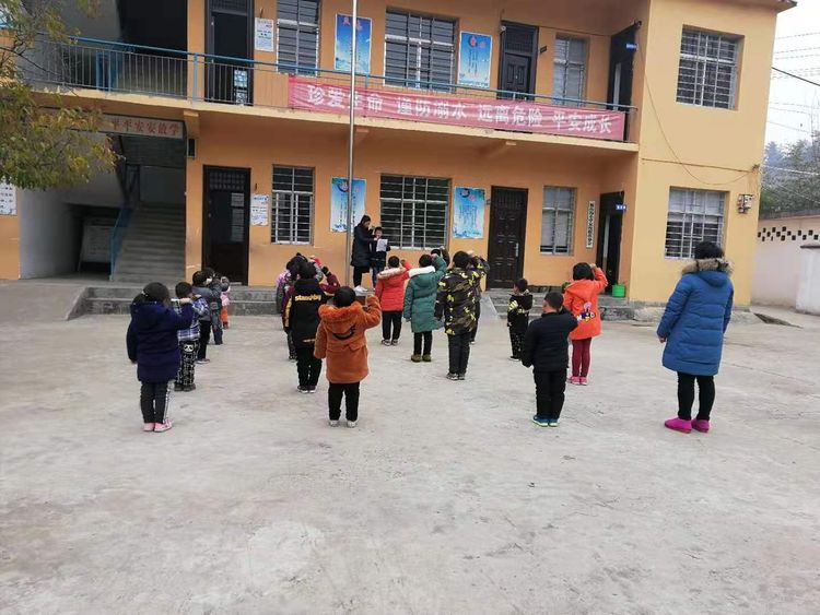 苔花如米小 也学牡丹开—记淅川县毛堂乡板山沟小学升旗仪式