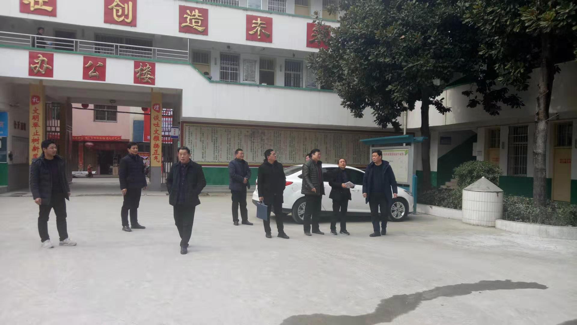 淅川县教体局柴书记一行莅临西簧初中检查指导工作