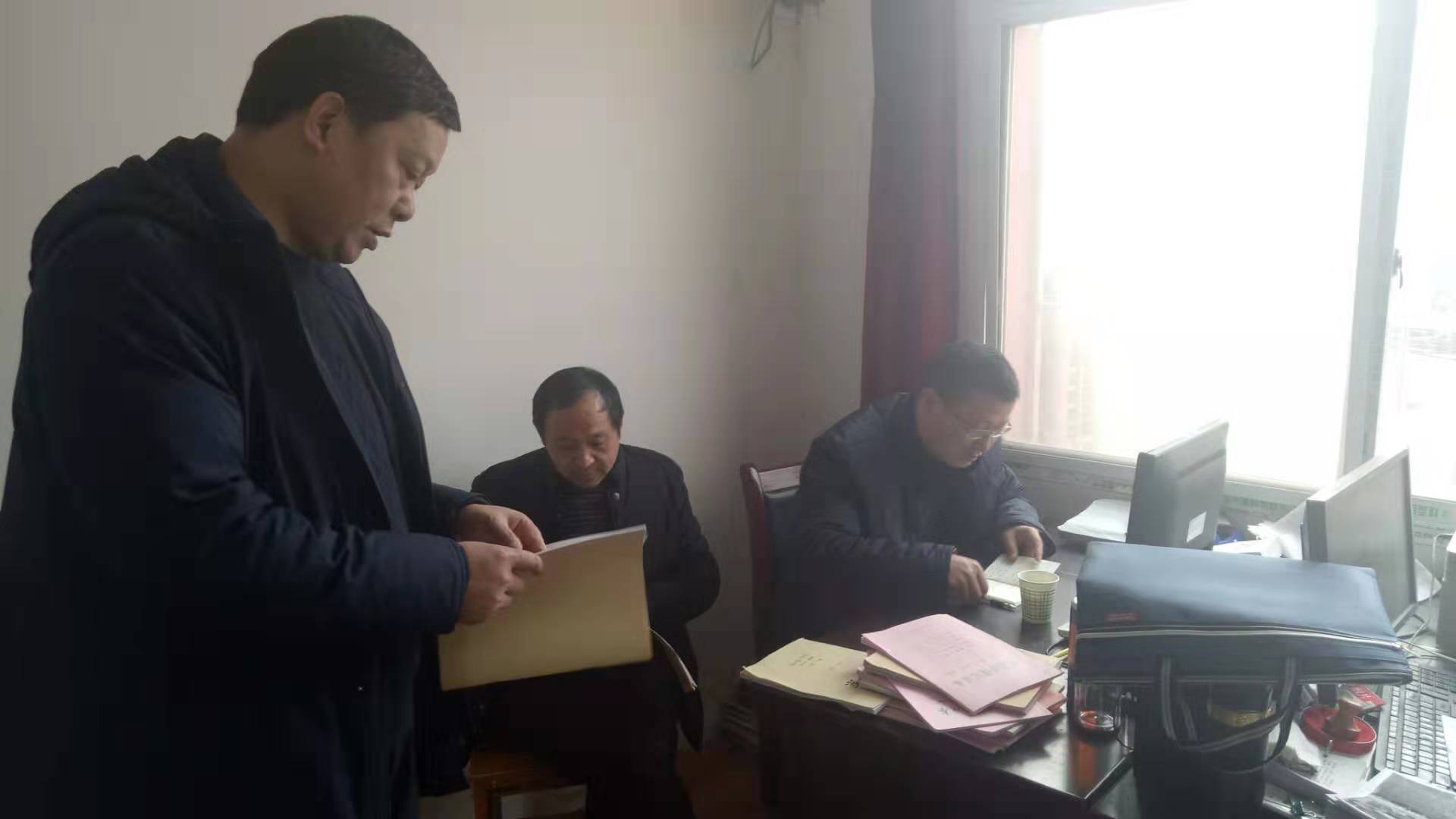 淅川县教体局柴书记一行莅临西簧初中检查指导工作