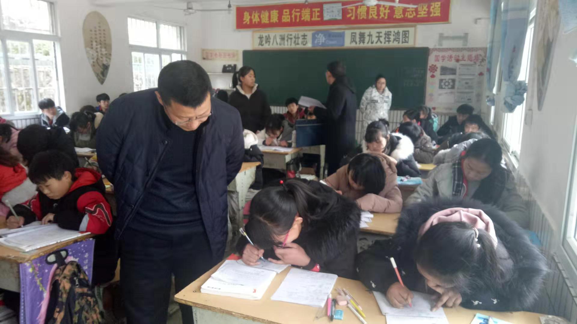 淅川县教体局柴书记一行莅临西簧初中检查指导工作