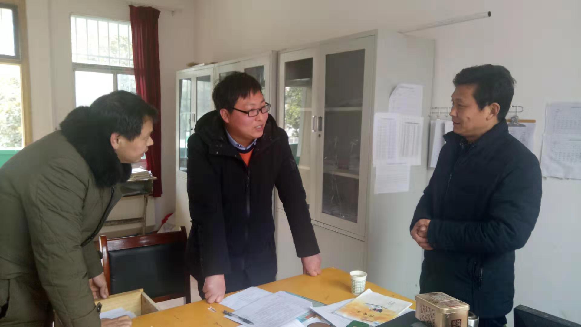 淅川县教体局柴书记一行莅临西簧初中检查指导工作