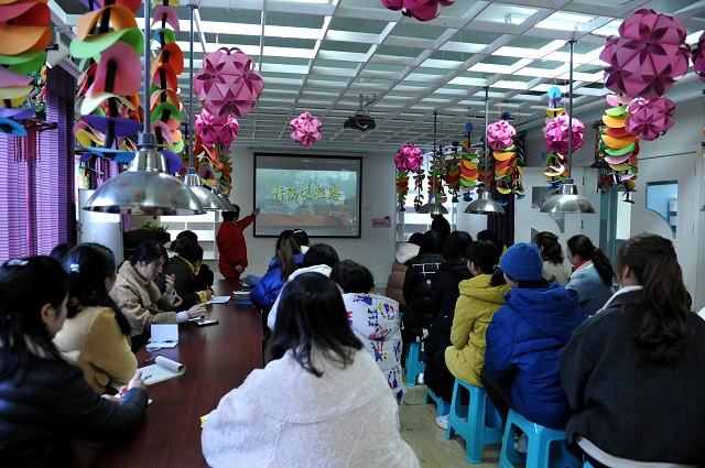 回顾长征历程 传承革命精神——淅川县实验幼儿园教师观看《长征情》，学习长征精神