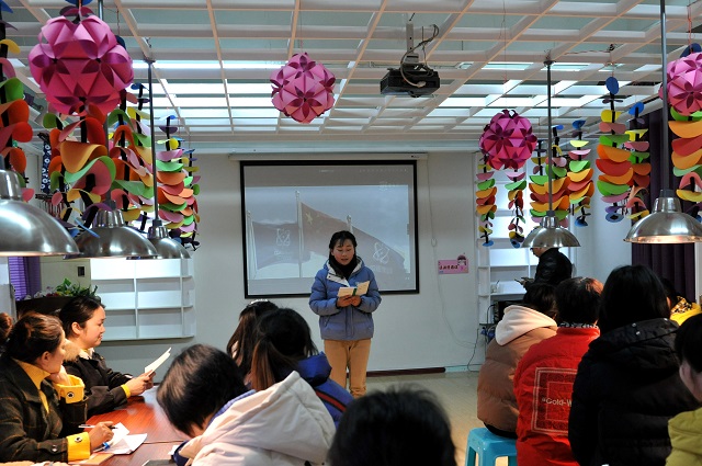 回顾长征历程 传承革命精神——淅川县实验幼儿园教师观看《长征情》，学习长征精神