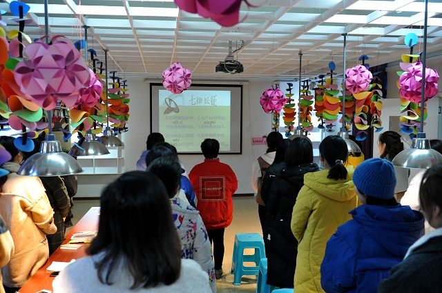 回顾长征历程 传承革命精神——淅川县实验幼儿园教师观看《长征情》，学习长征精神