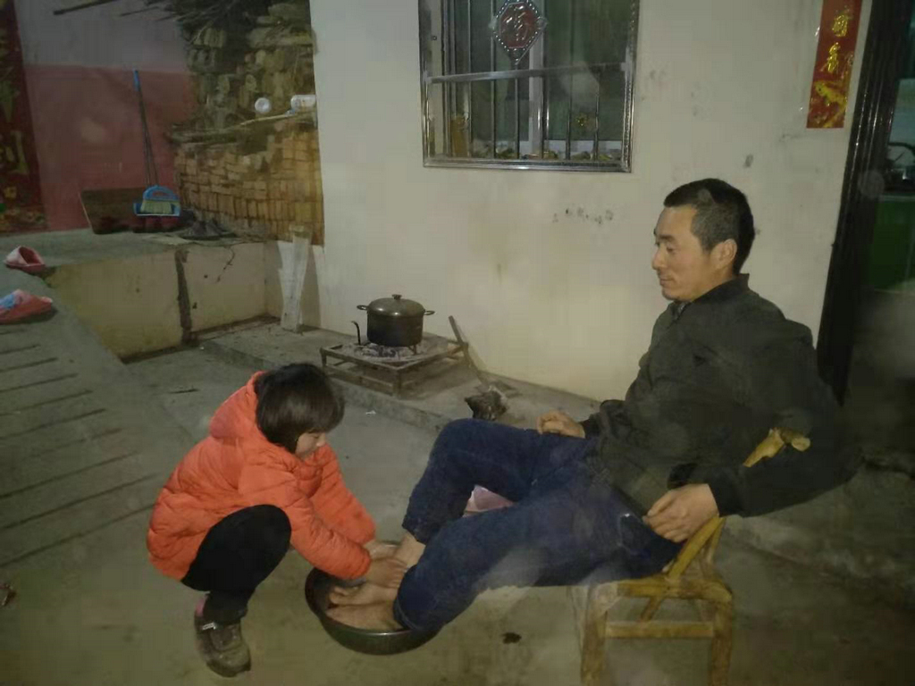 淅川县寺湾镇大坪小学举行孝亲敬老感恩月德育主题实践活动