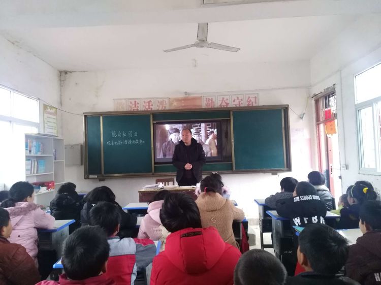 淅川县毛堂乡闫家沟学校组织全校师生观看电影《雷锋的故事》 弘扬雷锋精神
