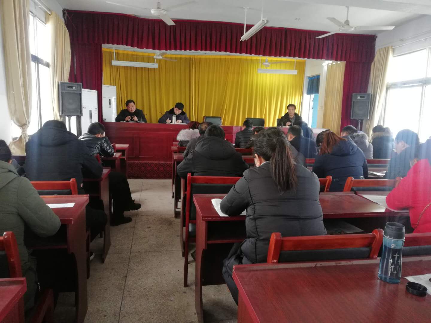 春风春雨送温暖 扶贫脱贫我帮忙 淅川厚坡一中召开扶贫工作会