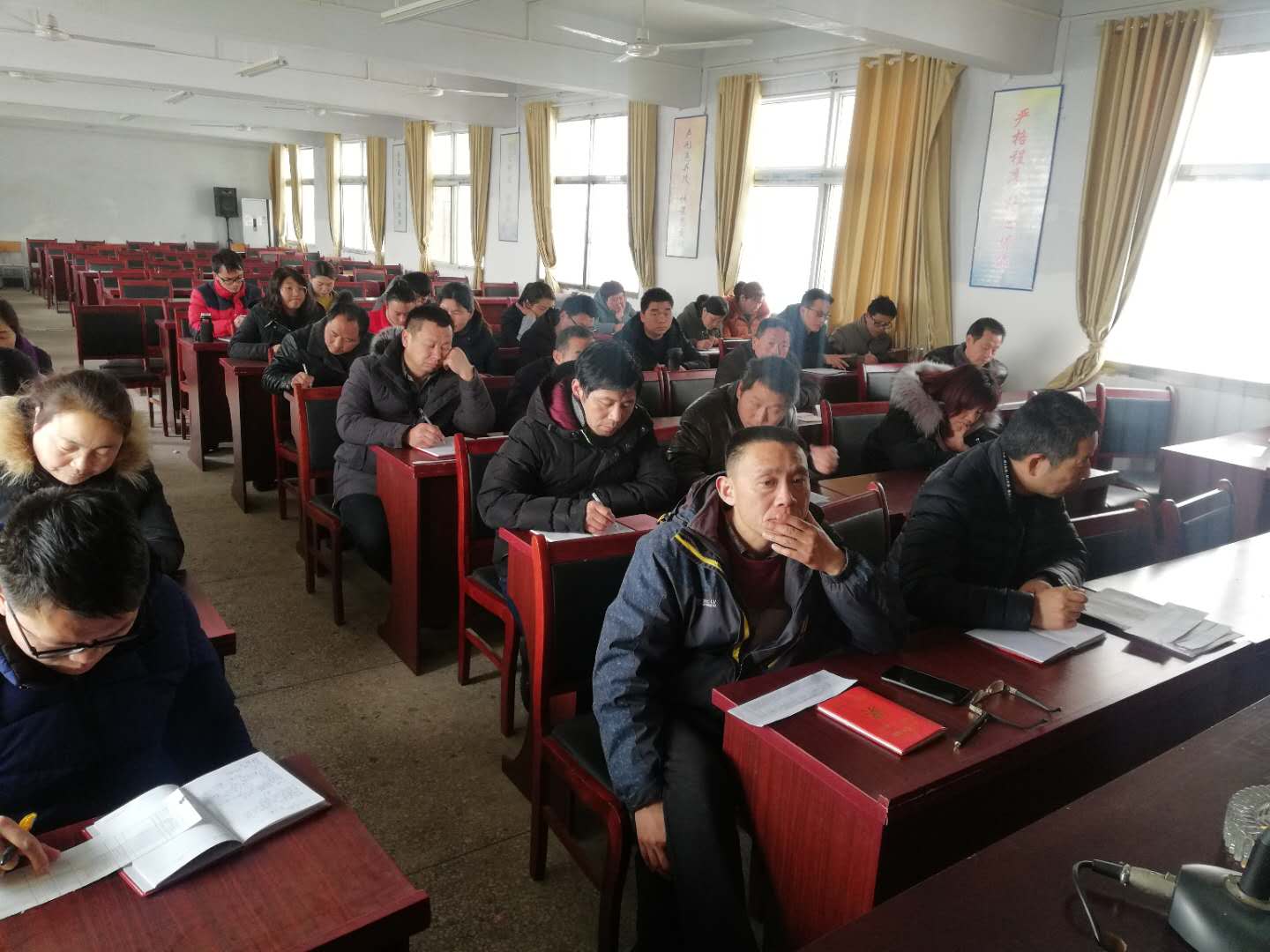 春风春雨送温暖 扶贫脱贫我帮忙 淅川厚坡一中召开扶贫工作会